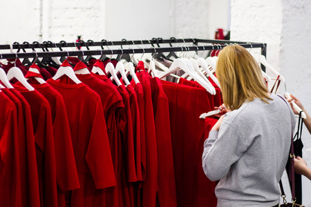 女子挑选衣服图片