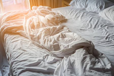 酒店, 在清晨的特写卧室儿童卧室在混乱动画片向量例证卧室里乱七八糟