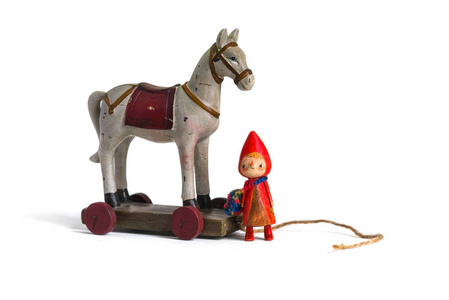 木制玩具女孩和马