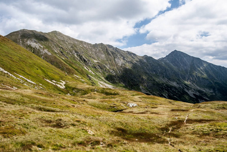 Gaborova dolina 山谷覆盖的山草甸与山峰周围的 Tatras 山脉在斯洛伐克