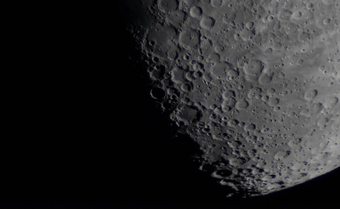 业余望远镜的月球表面细节