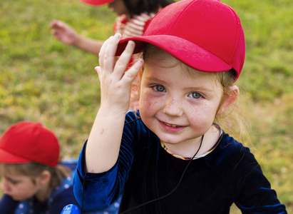 孩子们在红色的帽子微笑女孩
