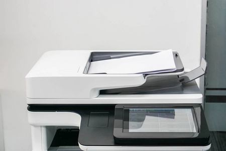 关在白色办公室打印机以模拟了托盘上的纸页