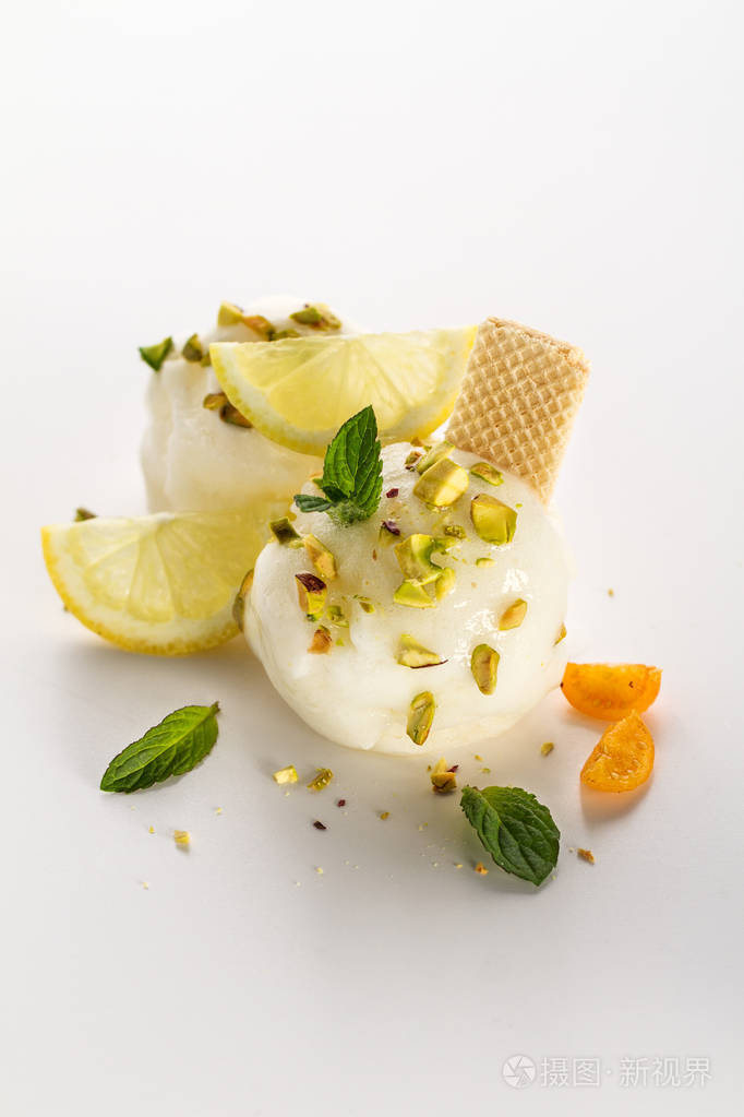 柠檬美味开胃装饰的柠檬冰果汁冰糕勺