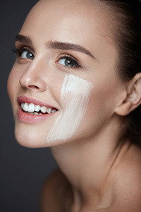 肤色霜线在女性的脸上。基础概念