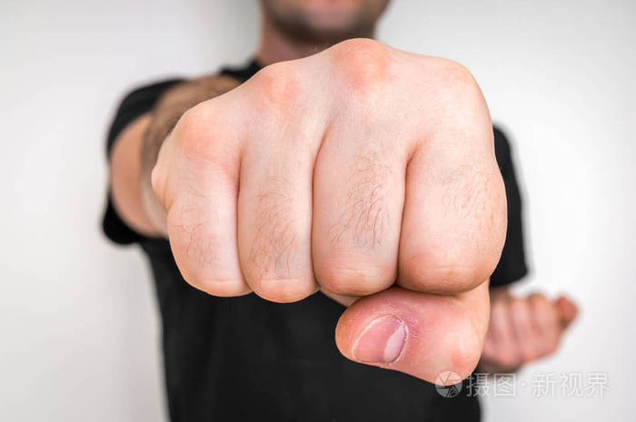 年轻的拳击手显示冲拳