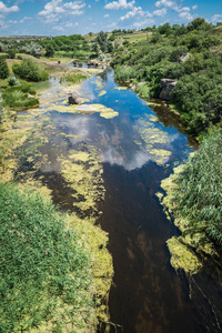 Aktovskiy 峡谷全景, 尼古拉耶夫地区, 乌克兰。在阳光明媚的夏日里, 河水 Mertvovod。欧洲自然奇观之一
