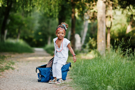 在公园的大袋的有趣非洲小女孩
