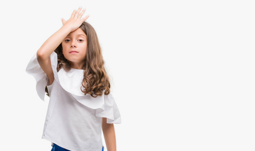 黑发拉美裔女孩惊讶地用手在头上犯错, 记住错误.