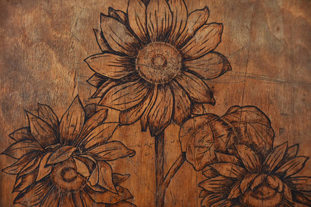 旧木制床单上的老式花纹花图案