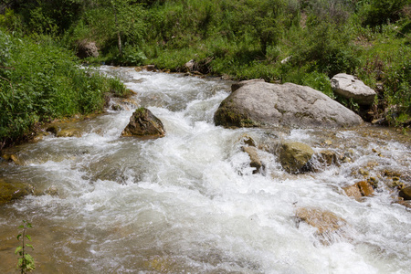 暴风雨中的山河在石头之间