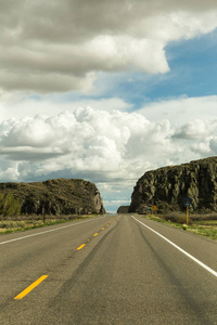 公路与岩层和天上的云