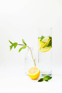 自制柠檬水与水 柠檬和薄荷叶在玻璃 o