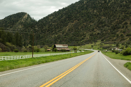 在美国西部的农村公路图片