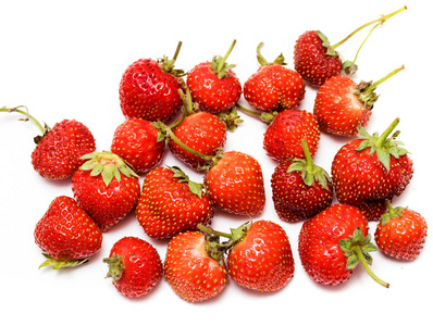 成熟的草莓在白色背景上孤立