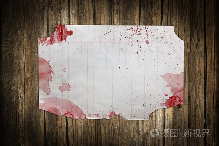 在木头上沾满血的老纸