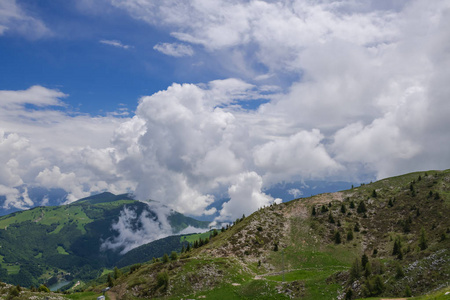 山上乌云密布。雨前山景