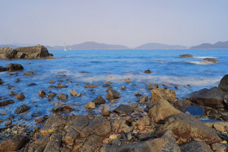 牛尾海的岸上的石头照片