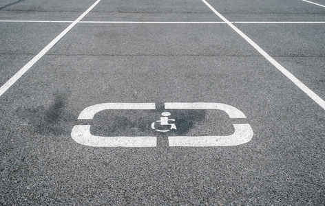 停车场的汽车，为残疾人士，地方登录沥青