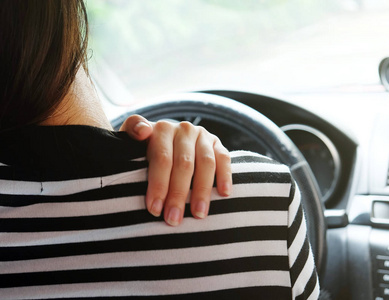 在驾驶汽车时, 关闭妇女在颈部和肩部疼痛。长途驾驶在途中