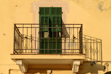 阳光充足的阳台，在阿拉西奥，意大利