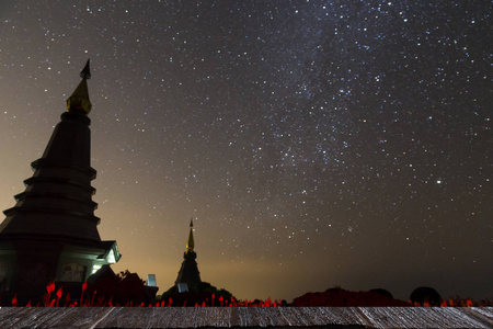 夜空很多闪亮的星星和两个宝塔在茵他侬