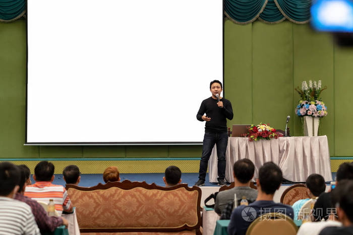 会会议, 商业和教育概念上的舞台上, 亚洲扬声器与休闲西装的特写肖像