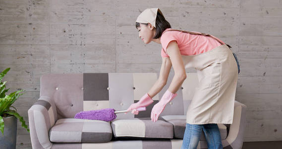 亚洲主妇亚洲妇女家庭主妇清洁沙发在家照片