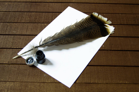 怀旧鸟羽毛笔和信纸
