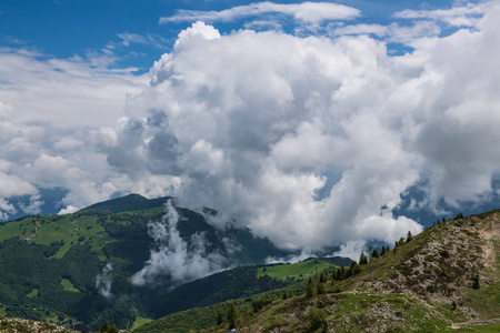 山上乌云密布。雨前山景