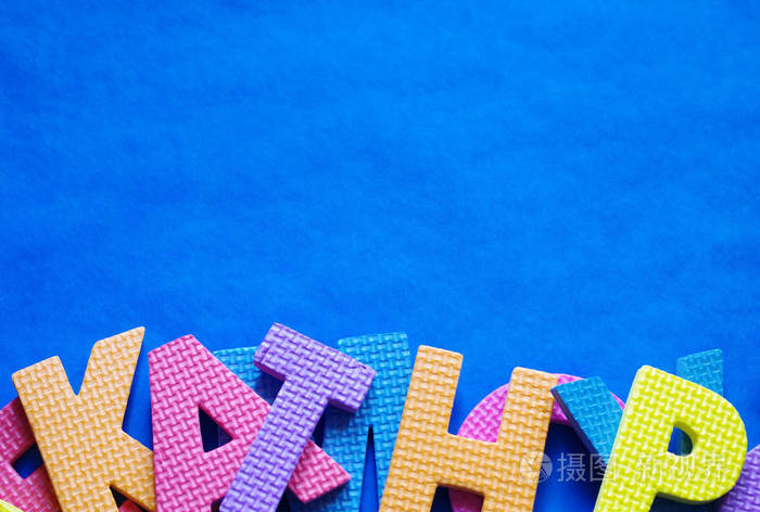 蓝色背景上彩色英文字母