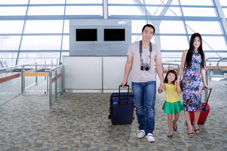 父母和他们的孩子在机场