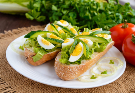 新鲜的绿色三明治配新鲜黄瓜 白菜 鹌鹑蛋。膳食和素食菜肴
