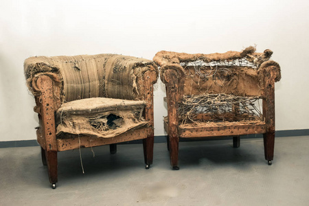 对老破废弃的沙发照片