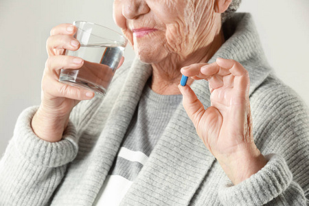 老年妇女服用药片