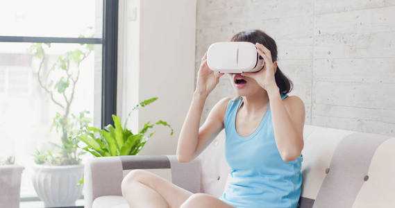 妇女穿着 vr 和看恐怖电影在家里