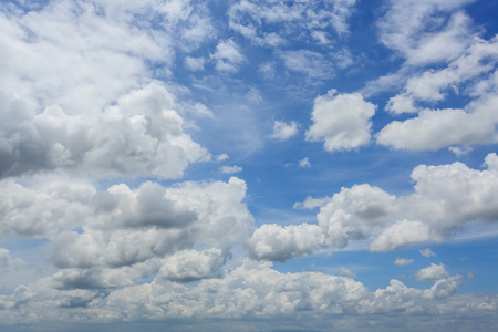 蓬松的白色混浊以上夏天天空背景