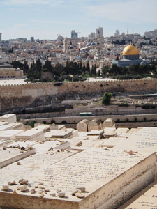 拥挤的犹太公墓，在以色列耶路撒冷橄榄山