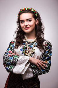 乌克兰民族服饰的女人图片