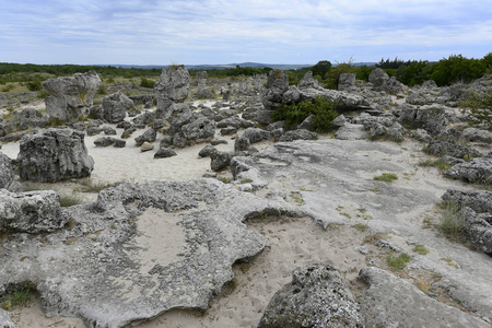 被打破的石头岩石形成在保加利亚, 位于18公里从瓦尔纳在路的两边瓦尔纳