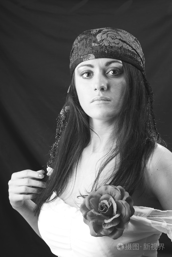 吉普赛女郎.少数民族服饰的年轻女子的画像