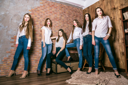 该公司的六名妇女的垃圾墙背景图片