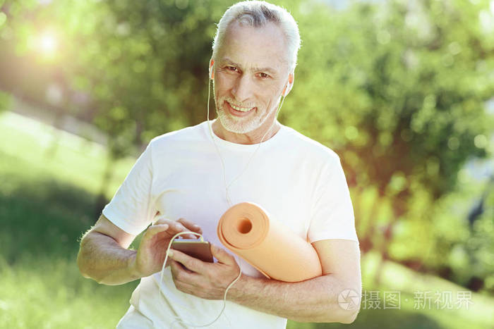 进步老人听音乐照片-正版商用图片0rc97w-摄图新视界