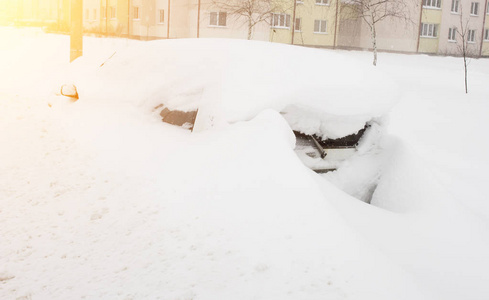 一个大雪堆下的汽车, 冬天