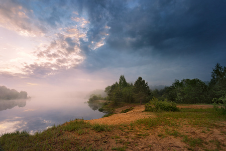 多雾的早晨，在湖上