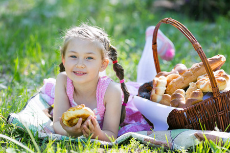 小女孩吃草图片