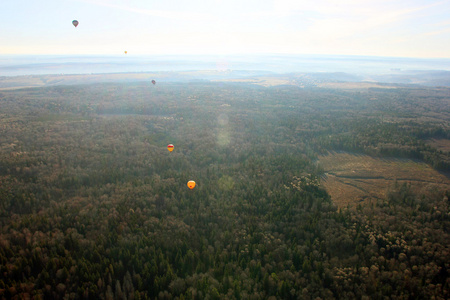 田野气球乡村和地平线上的鸟儿的景色