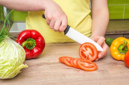 女人切割番茄沙拉新鲜蔬菜概念