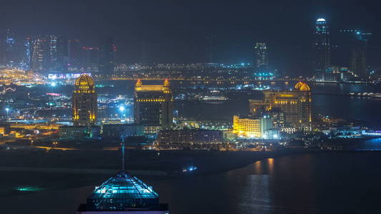 空中夜景对珍珠卡塔尔 timelapse 从顶部。它是卡塔尔的一个人造岛屿。在多哈卡塔尔中东的滨海和住宅建筑景观