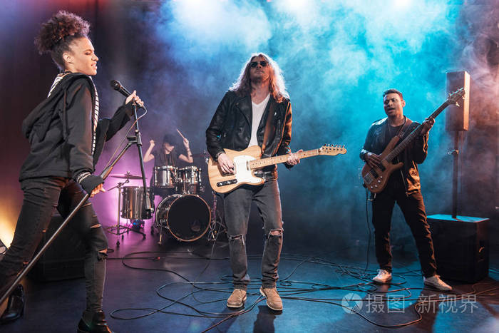 在舞台上的摇滚乐队